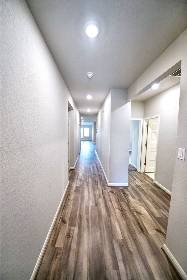 Building Photo - Gorgeous 4-Bedroom Home in Westpointe East...