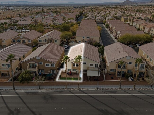 Building Photo - GORGEOUS TWO STORY TOWNHOME IN LAS VEGAS
