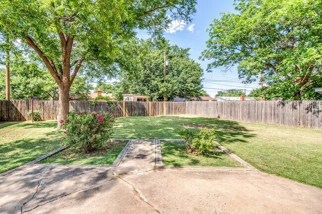 Building Photo - Super cute 3 bed, 2 bath!!
