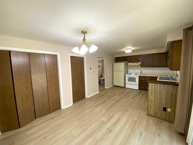 Building Photo - 2 Bedroom, 1.5 Bath Duplex Available for R...