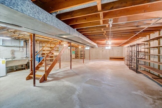 Building Photo - Move in Ready Hill Farms Ranch!