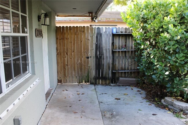 Building Photo - 2740 SW 46th St