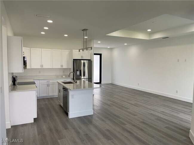 Building Photo - 821 Newell St E