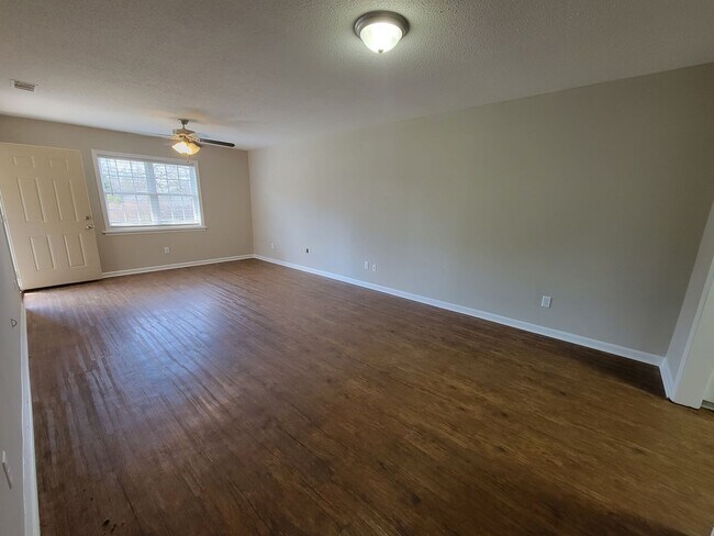 Building Photo - 014 University Ct