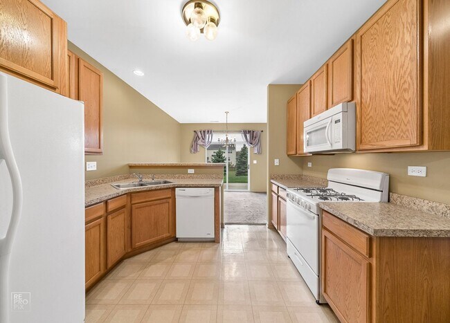 Building Photo - Two Story Two Bedroom Townhouse in Oswego