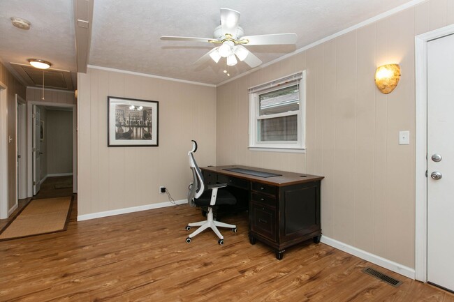 Building Photo - 3BR/2BA Home with Detached Garage – Fletch...