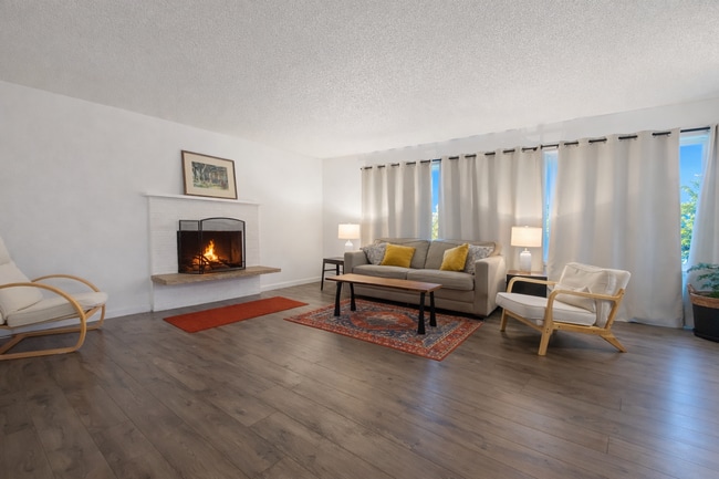 Building Photo - Open & Bright SW Portland 3 Bedroom Home - End Unit & Nature Views