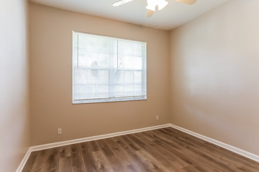 Building Photo - 12020 Glenmore Dr