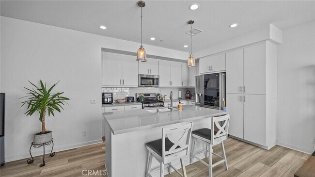 Building Photo - 16282 Meadowhouse Ave