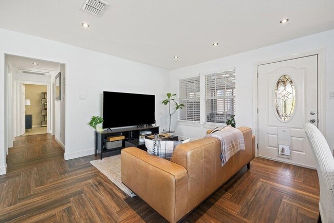 Building Photo - 1501 Broadmoor Dr