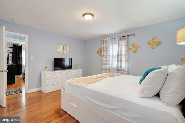 Building Photo - 900 E Tantallon Dr