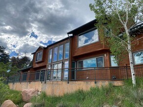 Building Photo - Mountain Views!