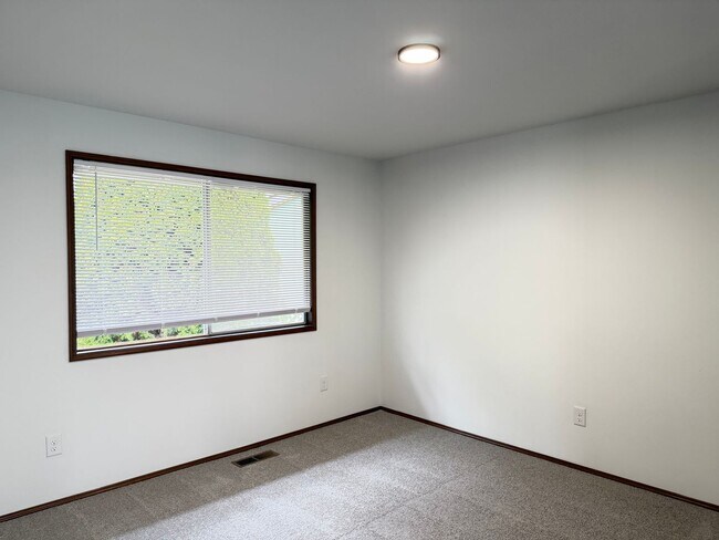 Building Photo - Saratoga Reach Beauty: Updated 4BR Home with Deck, Fireplace & Prime Mukilteo Location