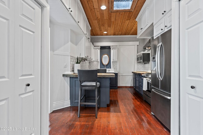 Building Photo - 902 E Jefferson St