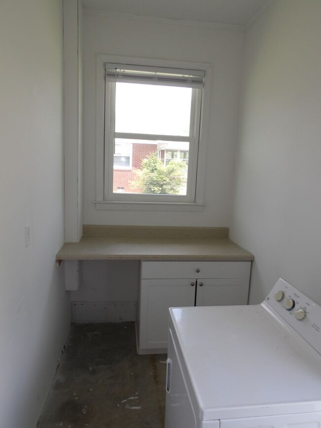Building Photo - 3Bd/2BA   Brick Ranch Home