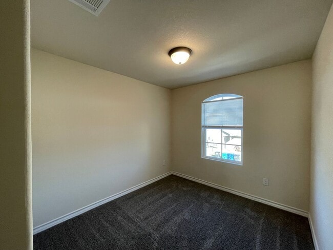 Building Photo - Town home for rent