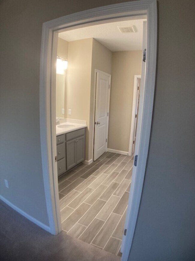 Building Photo - Stylish & Low-Maintenance Living in Oakleaf Community