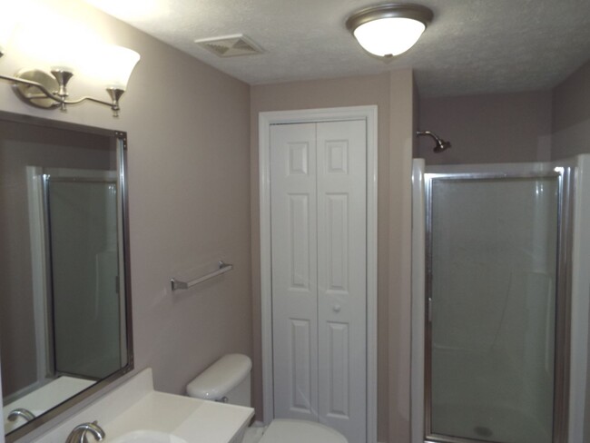 Building Photo - Convenient in Midtown!