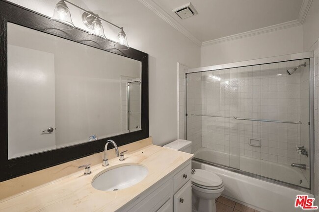 Building Photo - 1805 S Barrington Ave