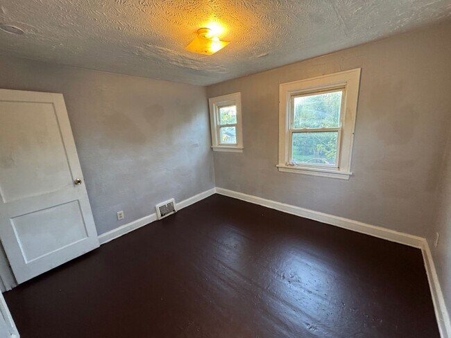 Building Photo - Charming 3-Bedroom Single Family Home Now ...