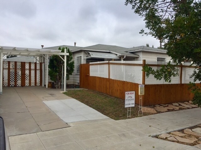 Primary Photo - 2 bedroom 1 bath house for rent in Talmadge!