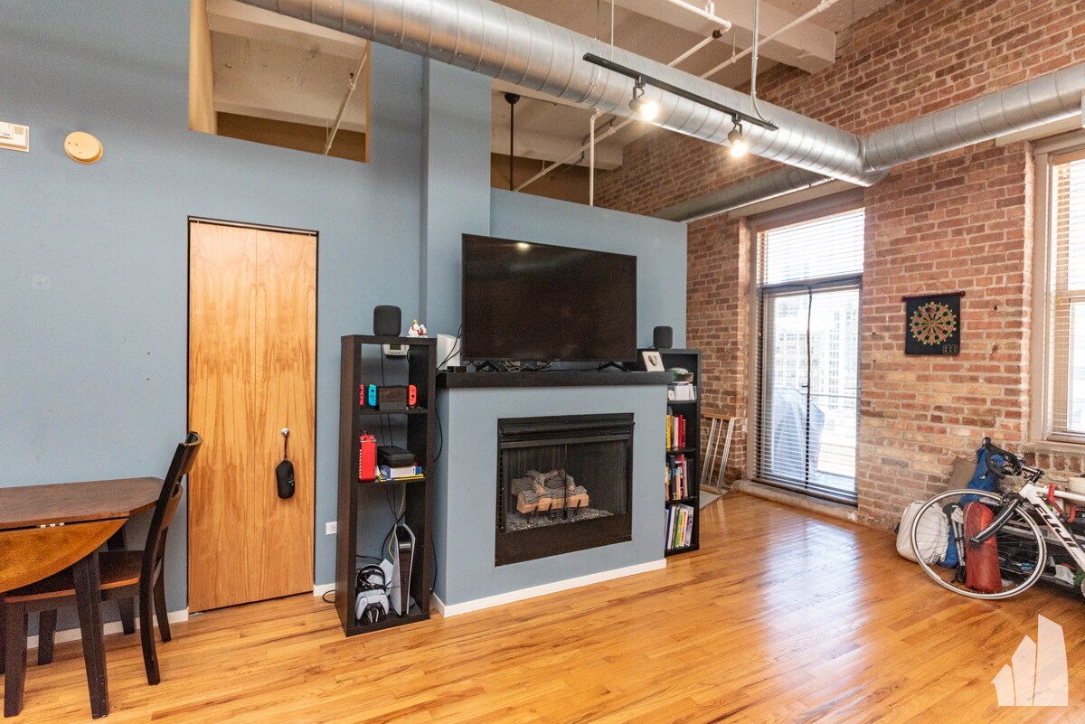 Building Photo - 420 S Clinton St