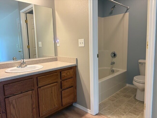 Building Photo - 825 Forest Glen #E