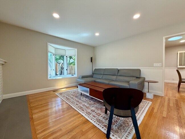 Building Photo - 832 Cathedral Dr