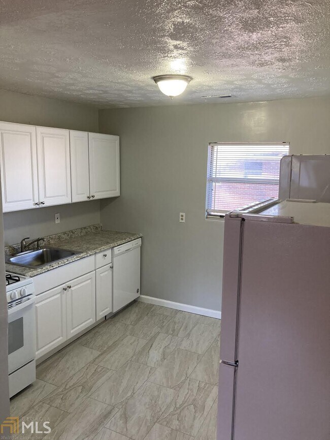 Building Photo - 615 3rd Ave