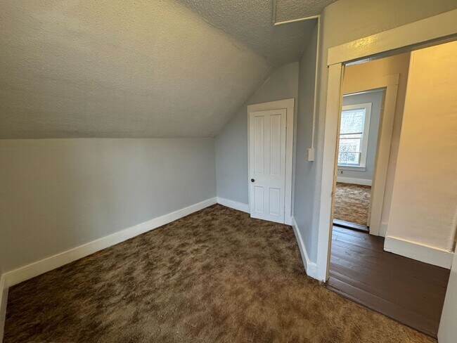 Building Photo - Cozy 2-Bedroom House with Heat Included
