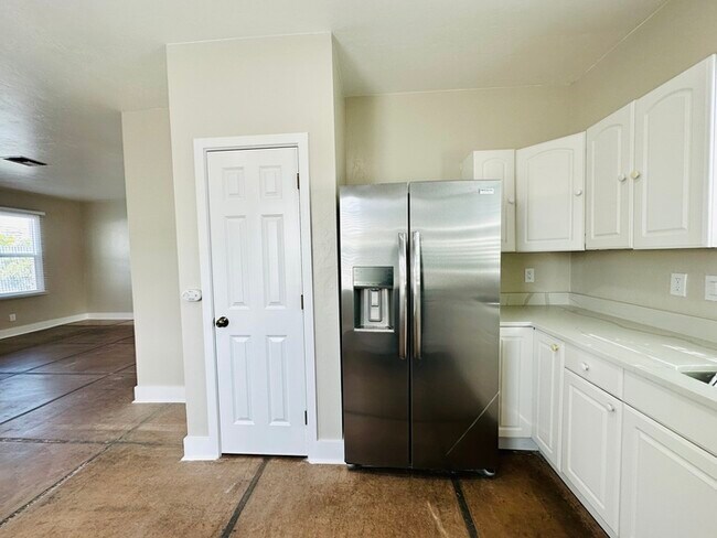 Building Photo - 1/2 Off First Full Month's Rent! Renovated...