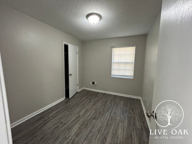 Building Photo - MOVE IN SPECIAL: $500 OFF 1ST MONTH'S RENT!**
