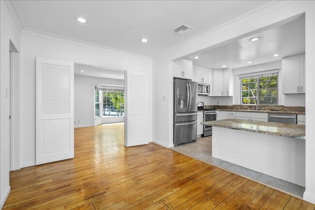 Building Photo - Corner lot home on a classic tree lined Beverly Hills street