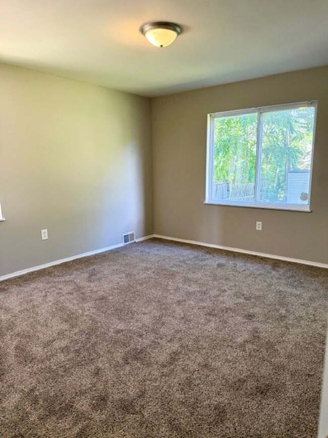 Building Photo - NEW RENTAL! Available Now