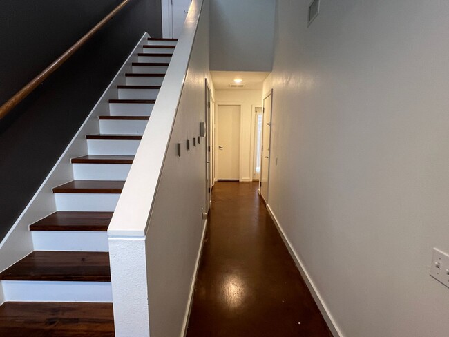 Building Photo - Modern 2/2 Townhome