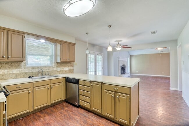 Building Photo - 607 Rosewood Dr