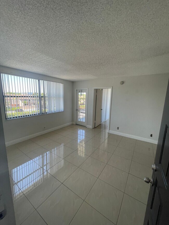 Building Photo - 708 Executive Center Dr