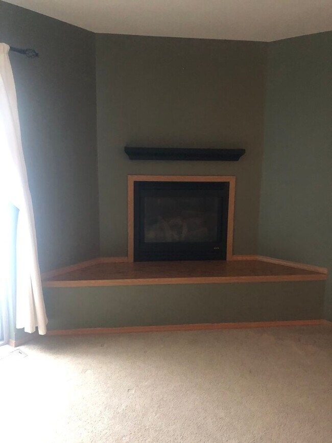 Building Photo - 3 Bedroom / 2 Bathroom Townhouse – Pet Fri...