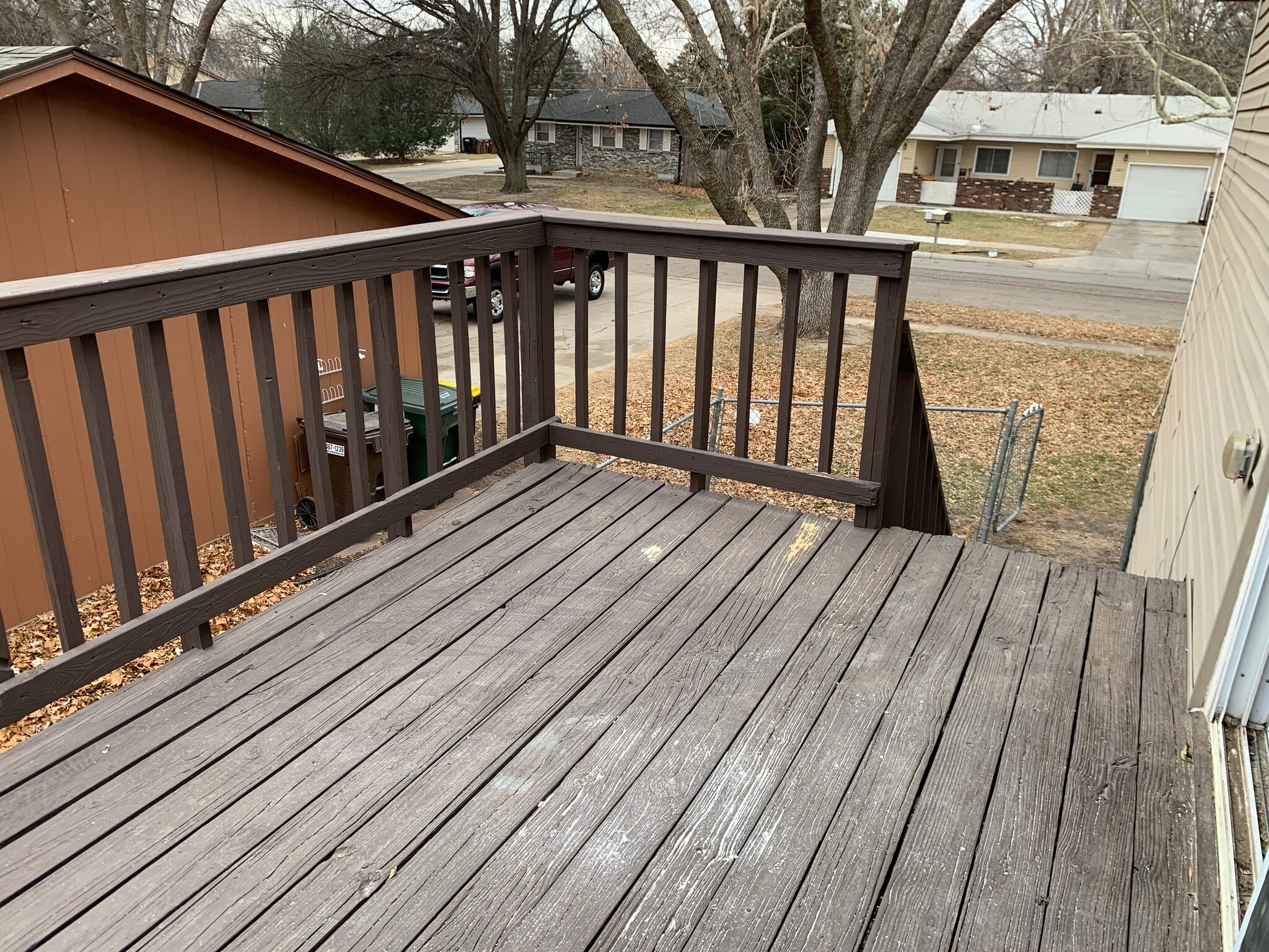 Large deck with side yard access - 4832 Ginny ave