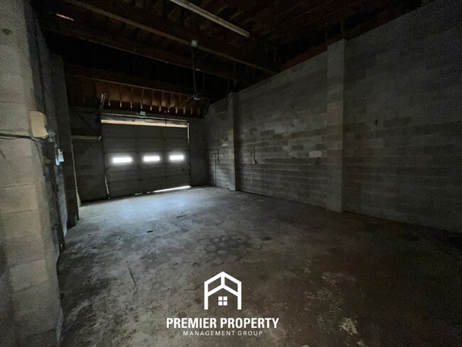 Building Photo - 3-Bedroom Single-Family Home for Rent in Memphis, TN - Vaulted Ceilings & Fenced Yard