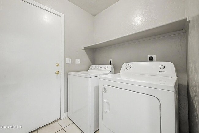 Building Photo - 905 E Potter Dr