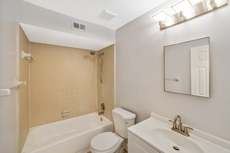 Building Photo - 4307 SW 70th Ter