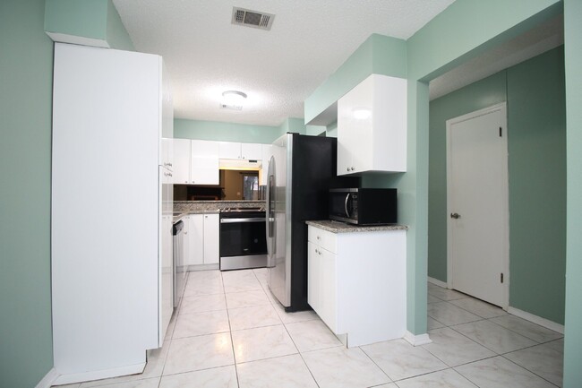 Building Photo - 2 bed 2 bath 1st floor condo near Pensacol...