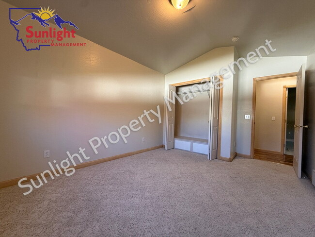 Building Photo - Spacious 5 Bed, 3 Bath Home with Triple Ga...