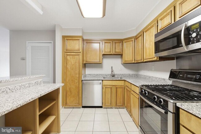 Building Photo - 1300 Army Navy Dr