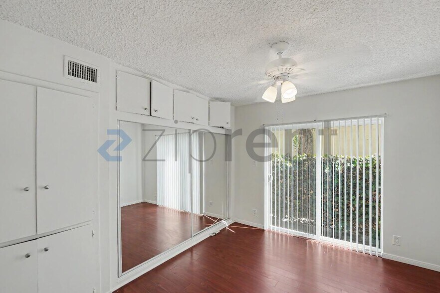 Building Photo - Unit 2