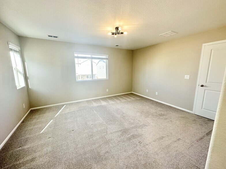 Building Photo - 870 Golden Peak Dr