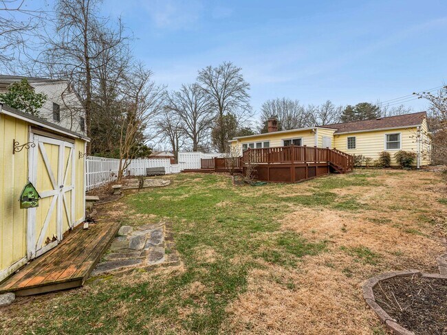 Building Photo - Easy one level living on a 1/3 acre corner lot!