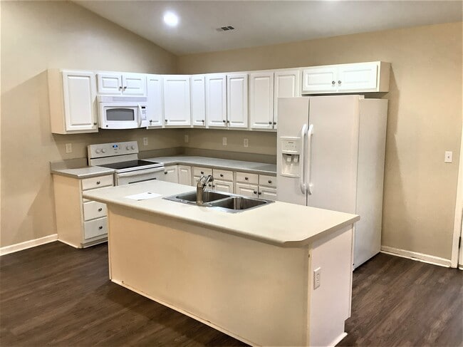 Building Photo - 1208 Williamsburg Dr