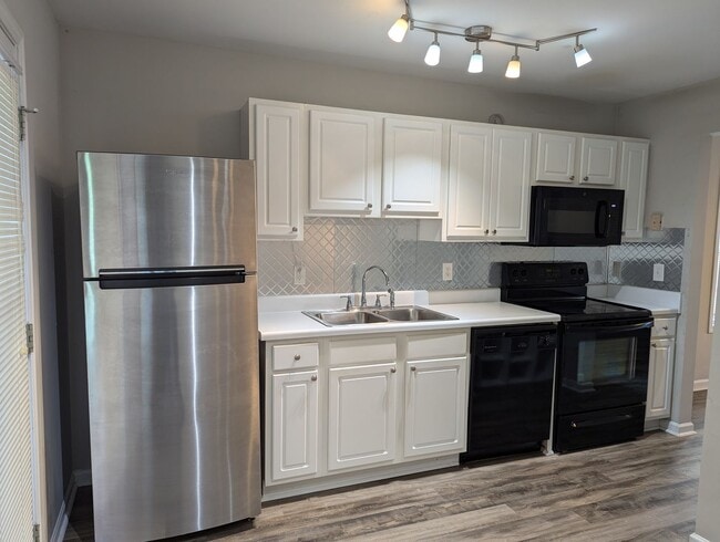 Building Photo - Nice Two Bedroom Duplex In A Great Location!